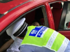 國慶假，男子高速被堵10小時(shí)車內(nèi)暈倒